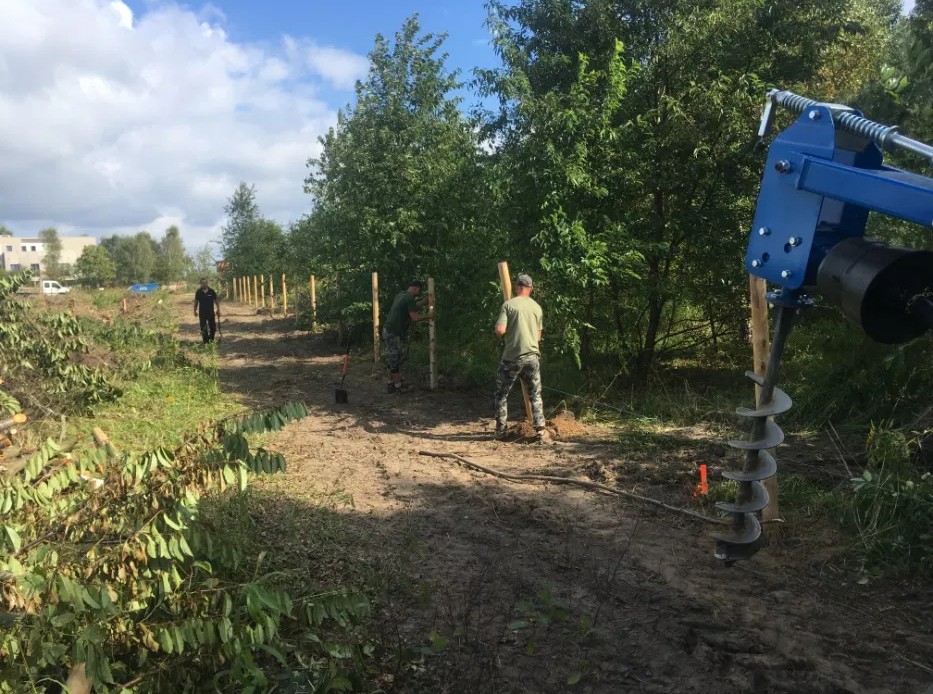  posiadamy specjalistyczny sprzęt i technologię do wykonywania wszelkich ogrodzeń na słupkach drewnianych oraz posiadamy wszystkie niezbędne elementy do samodzielnego wykonania ogrodzenia wraz z instrukcją ich wykonania.